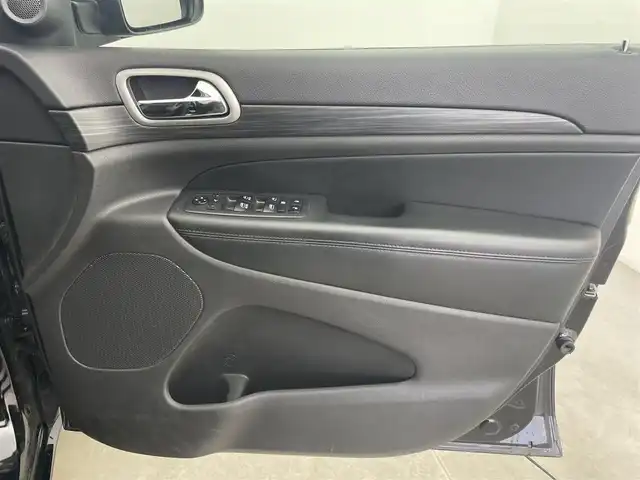 クライスラー・ジープ ジープ グランドチェロキー アルティテュード 富山県 2019(令1)年 7.5万km 黒Ｍ ４WD/純正ナビ（ｂｌｕｅｔｏｏｔｈ）/フルセグTV/バックカメラ　/前後コーナーセンサー/ＥＴＣ　/純正前後ドラレコ　/エアサス/リアパークセンスブレーキアシスト　/ハーフレザーシート　/前席パワーシート・シートヒーター　/社外１８インチＡＷ付スタッドレスセット積込（2024年７部山）/SPORTモード/スマートキー/プッシュスタート/オートライト/HIDヘッドライト/フォグ/クルーズコントロール/パドルシフト/純正マット/保証書、取説