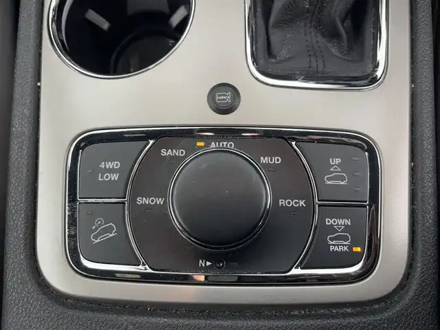 クライスラー・ジープ ジープ グランドチェロキー アルティテュード 富山県 2019(令1)年 7.5万km 黒Ｍ ４WD/純正ナビ（ｂｌｕｅｔｏｏｔｈ）/フルセグTV/バックカメラ　/前後コーナーセンサー/ＥＴＣ　/純正前後ドラレコ　/エアサス/リアパークセンスブレーキアシスト　/ハーフレザーシート　/前席パワーシート・シートヒーター　/社外１８インチＡＷ付スタッドレスセット積込（2024年７部山）/SPORTモード/スマートキー/プッシュスタート/オートライト/HIDヘッドライト/フォグ/クルーズコントロール/パドルシフト/純正マット/保証書、取説