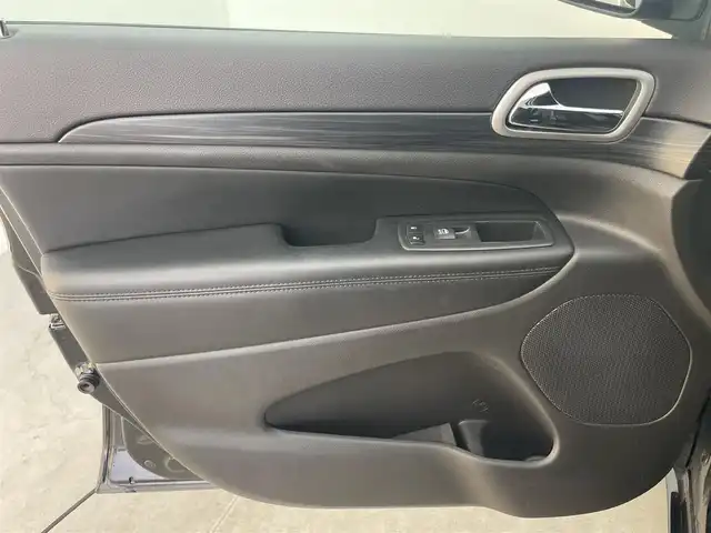 クライスラー・ジープ ジープ グランドチェロキー アルティテュード 富山県 2019(令1)年 7.5万km 黒Ｍ ４WD/純正ナビ（ｂｌｕｅｔｏｏｔｈ）/フルセグTV/バックカメラ　/前後コーナーセンサー/ＥＴＣ　/純正前後ドラレコ　/エアサス/リアパークセンスブレーキアシスト　/ハーフレザーシート　/前席パワーシート・シートヒーター　/社外１８インチＡＷ付スタッドレスセット積込（2024年７部山）/SPORTモード/スマートキー/プッシュスタート/オートライト/HIDヘッドライト/フォグ/クルーズコントロール/パドルシフト/純正マット/保証書、取説