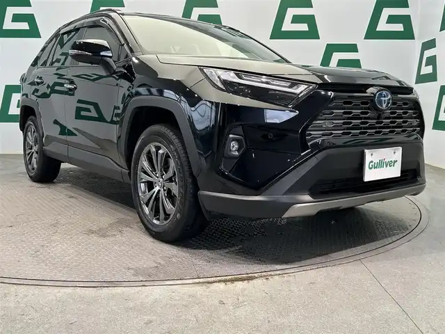 トヨタ ＲＡＶ４ ハイブリッドG 鹿児島県 2024(令6)年 0.7万km アティチュードブラックマイカ ワンオーナー/禁煙車/メーカーOPナビ/全方位カメラ/トヨタセーフティセンス/プリクラッシュセーフティ/レーントレーシングアシスト/レーダークルーズコントロール/オートマチックハイビーム/ロードサインアシスト/純正前方ドライブレコーダー/ビルトインETC2.0/デジタルインナーミラー/ステアリングヒーター/レザーシート/前席パワーシート/前席ベンチレーション/前席シートヒーター/メモリシート/電動パーキングブレーキ/オートホールド/ルーフレール/パワーバックドア/純正ラバーマット/純正アルミホイール/純正ドアバイザー/LEDヘッドライト/前後コーナーセンサー