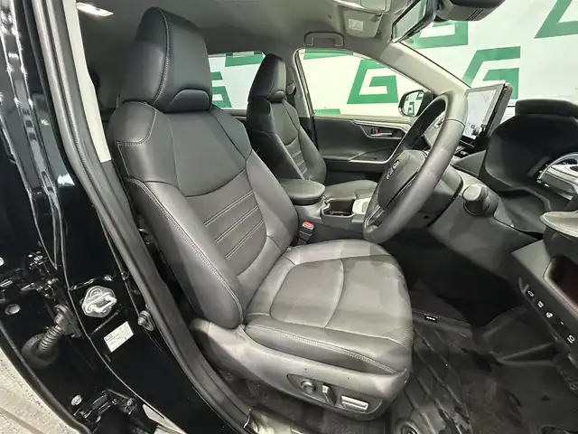 トヨタ ＲＡＶ４ ハイブリッドG 鹿児島県 2024(令6)年 0.7万km アティチュードブラックマイカ ワンオーナー/禁煙車/メーカーOPナビ/全方位カメラ/トヨタセーフティセンス/プリクラッシュセーフティ/レーントレーシングアシスト/レーダークルーズコントロール/オートマチックハイビーム/ロードサインアシスト/純正前方ドライブレコーダー/ビルトインETC2.0/デジタルインナーミラー/ステアリングヒーター/レザーシート/前席パワーシート/前席ベンチレーション/前席シートヒーター/メモリシート/電動パーキングブレーキ/オートホールド/ルーフレール/パワーバックドア/純正ラバーマット/純正アルミホイール/純正ドアバイザー/LEDヘッドライト/前後コーナーセンサー