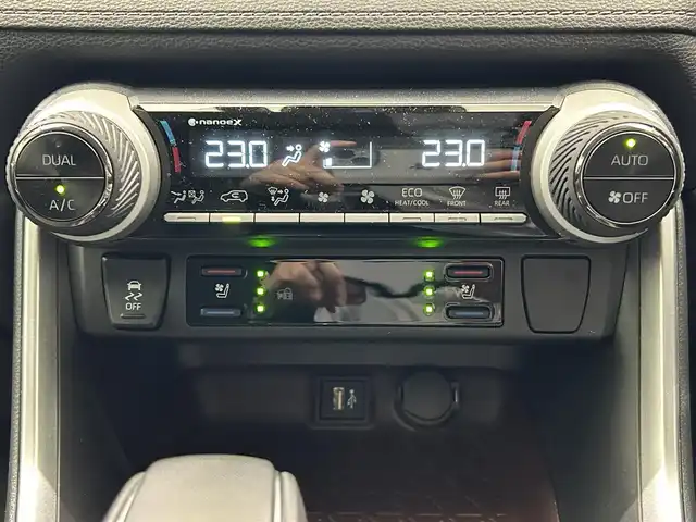 トヨタ ＲＡＶ４ ハイブリッドG 鹿児島県 2024(令6)年 0.7万km アティチュードブラックマイカ ワンオーナー/禁煙車/メーカーOPナビ/全方位カメラ/トヨタセーフティセンス/プリクラッシュセーフティ/レーントレーシングアシスト/レーダークルーズコントロール/オートマチックハイビーム/ロードサインアシスト/純正前方ドライブレコーダー/ビルトインETC2.0/デジタルインナーミラー/ステアリングヒーター/レザーシート/前席パワーシート/前席ベンチレーション/前席シートヒーター/メモリシート/電動パーキングブレーキ/オートホールド/ルーフレール/パワーバックドア/純正ラバーマット/純正アルミホイール/純正ドアバイザー/LEDヘッドライト/前後コーナーセンサー