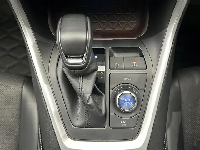 トヨタ ＲＡＶ４ ハイブリッドG 鹿児島県 2024(令6)年 0.7万km アティチュードブラックマイカ ワンオーナー/禁煙車/メーカーOPナビ/全方位カメラ/トヨタセーフティセンス/プリクラッシュセーフティ/レーントレーシングアシスト/レーダークルーズコントロール/オートマチックハイビーム/ロードサインアシスト/純正前方ドライブレコーダー/ビルトインETC2.0/デジタルインナーミラー/ステアリングヒーター/レザーシート/前席パワーシート/前席ベンチレーション/前席シートヒーター/メモリシート/電動パーキングブレーキ/オートホールド/ルーフレール/パワーバックドア/純正ラバーマット/純正アルミホイール/純正ドアバイザー/LEDヘッドライト/前後コーナーセンサー