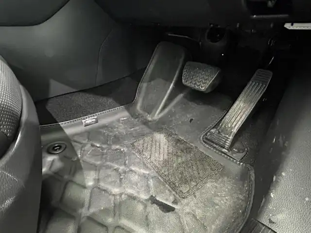 トヨタ ＲＡＶ４ ハイブリッドG 鹿児島県 2024(令6)年 0.7万km アティチュードブラックマイカ ワンオーナー/禁煙車/メーカーOPナビ/全方位カメラ/トヨタセーフティセンス/プリクラッシュセーフティ/レーントレーシングアシスト/レーダークルーズコントロール/オートマチックハイビーム/ロードサインアシスト/純正前方ドライブレコーダー/ビルトインETC2.0/デジタルインナーミラー/ステアリングヒーター/レザーシート/前席パワーシート/前席ベンチレーション/前席シートヒーター/メモリシート/電動パーキングブレーキ/オートホールド/ルーフレール/パワーバックドア/純正ラバーマット/純正アルミホイール/純正ドアバイザー/LEDヘッドライト/前後コーナーセンサー