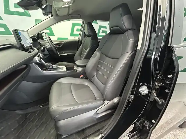 トヨタ ＲＡＶ４ ハイブリッドG 鹿児島県 2024(令6)年 0.7万km アティチュードブラックマイカ ワンオーナー/禁煙車/メーカーOPナビ/全方位カメラ/トヨタセーフティセンス/プリクラッシュセーフティ/レーントレーシングアシスト/レーダークルーズコントロール/オートマチックハイビーム/ロードサインアシスト/純正前方ドライブレコーダー/ビルトインETC2.0/デジタルインナーミラー/ステアリングヒーター/レザーシート/前席パワーシート/前席ベンチレーション/前席シートヒーター/メモリシート/電動パーキングブレーキ/オートホールド/ルーフレール/パワーバックドア/純正ラバーマット/純正アルミホイール/純正ドアバイザー/LEDヘッドライト/前後コーナーセンサー