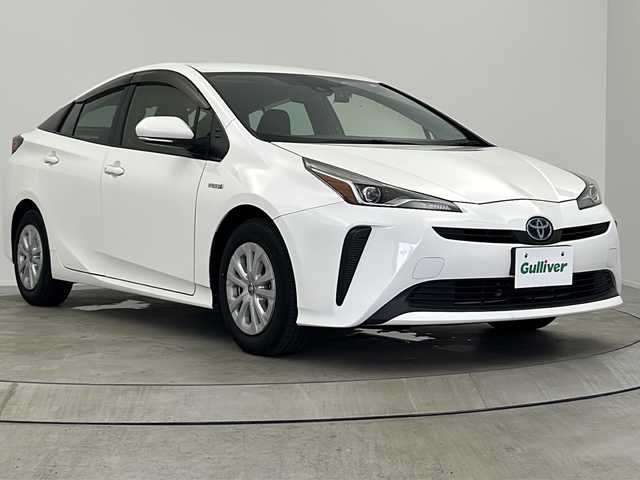 トヨタ プリウス S 大阪府 2020(令2)年 5.5万km スーパーホワイトⅡ Toyota Safety Sense/・プリクラッシュセーフティ/・レーンディパーチャーアラート/・オートハイビーム/・レーダークルーズコントロール/アイドリングストップ/社外メモリーナビ/【CD再生機能　Bluetooth接続】/革巻きステアリング/ETC/LEDヘッドライト/ウインカーミラー/純正15インチアルミホイル/サイド/カーテンエアバッグ/スマートキー