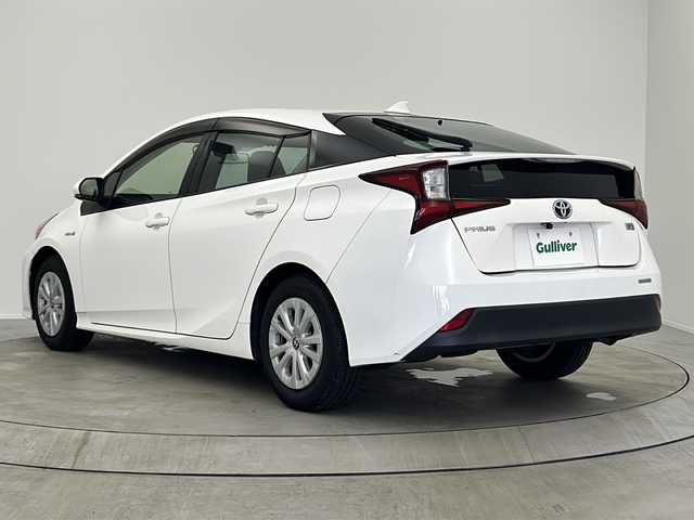 トヨタ プリウス S 大阪府 2020(令2)年 5.5万km スーパーホワイトⅡ Toyota Safety Sense/・プリクラッシュセーフティ/・レーンディパーチャーアラート/・オートハイビーム/・レーダークルーズコントロール/アイドリングストップ/社外メモリーナビ/【CD再生機能　Bluetooth接続】/革巻きステアリング/ETC/LEDヘッドライト/ウインカーミラー/純正15インチアルミホイル/サイド/カーテンエアバッグ/スマートキー