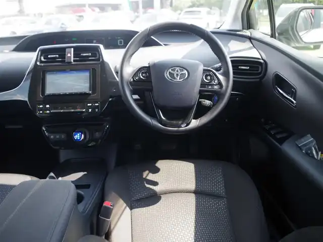トヨタ プリウス S 千葉県 2020(令2)年 5.5万km スーパーホワイトⅡ Toyota Safety Sense/・プリクラッシュセーフティ/・レーンディパーチャーアラート/・オートハイビーム/・レーダークルーズコントロール/アイドリングストップ/社外メモリーナビ/【CD再生機能　Bluetooth接続】/革巻きステアリング/ETC/LEDヘッドライト/ウインカーミラー/純正15インチアルミホイル/サイド/カーテンエアバッグ/スマートキー