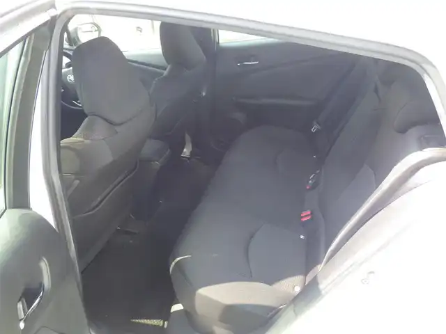 トヨタ プリウス S 千葉県 2020(令2)年 5.5万km スーパーホワイトⅡ Toyota Safety Sense/・プリクラッシュセーフティ/・レーンディパーチャーアラート/・オートハイビーム/・レーダークルーズコントロール/アイドリングストップ/社外メモリーナビ/【CD再生機能　Bluetooth接続】/革巻きステアリング/ETC/LEDヘッドライト/ウインカーミラー/純正15インチアルミホイル/サイド/カーテンエアバッグ/スマートキー
