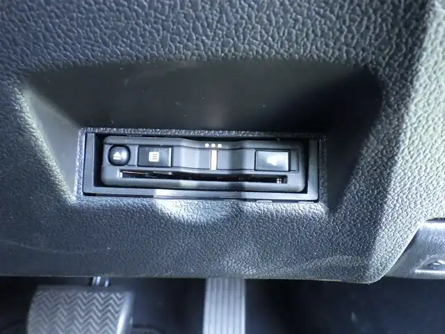 トヨタ プリウス S 千葉県 2020(令2)年 5.5万km スーパーホワイトⅡ Toyota Safety Sense/・プリクラッシュセーフティ/・レーンディパーチャーアラート/・オートハイビーム/・レーダークルーズコントロール/アイドリングストップ/社外メモリーナビ/【CD再生機能　Bluetooth接続】/革巻きステアリング/ETC/LEDヘッドライト/ウインカーミラー/純正15インチアルミホイル/サイド/カーテンエアバッグ/スマートキー