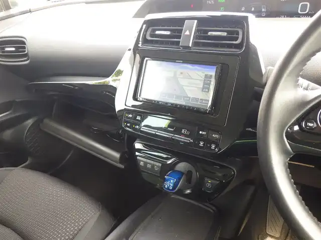 トヨタ プリウス S 千葉県 2020(令2)年 5.5万km スーパーホワイトⅡ Toyota Safety Sense/・プリクラッシュセーフティ/・レーンディパーチャーアラート/・オートハイビーム/・レーダークルーズコントロール/アイドリングストップ/社外メモリーナビ/【CD再生機能　Bluetooth接続】/革巻きステアリング/ETC/LEDヘッドライト/ウインカーミラー/純正15インチアルミホイル/サイド/カーテンエアバッグ/スマートキー