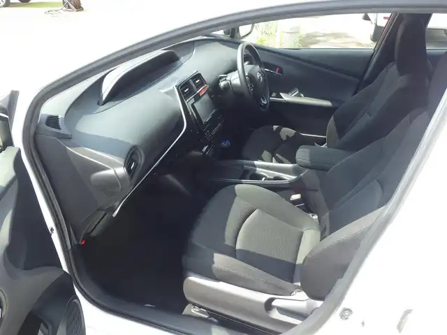 トヨタ プリウス S 千葉県 2020(令2)年 5.5万km スーパーホワイトⅡ Toyota Safety Sense/・プリクラッシュセーフティ/・レーンディパーチャーアラート/・オートハイビーム/・レーダークルーズコントロール/アイドリングストップ/社外メモリーナビ/【CD再生機能　Bluetooth接続】/革巻きステアリング/ETC/LEDヘッドライト/ウインカーミラー/純正15インチアルミホイル/サイド/カーテンエアバッグ/スマートキー