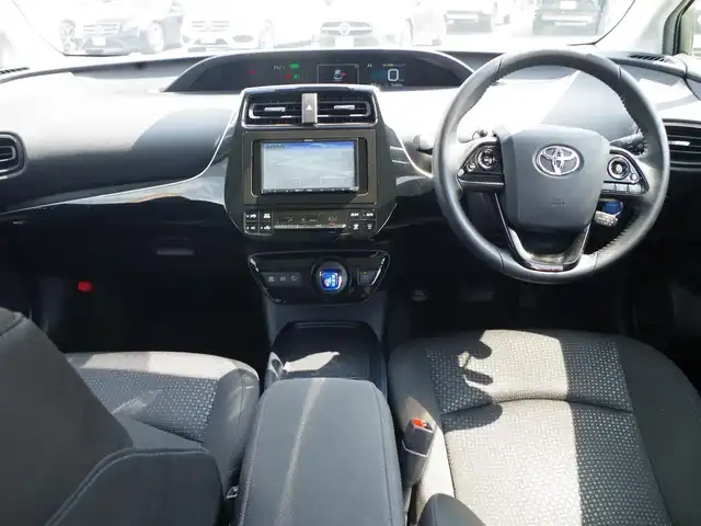 トヨタ プリウス S 千葉県 2020(令2)年 5.5万km スーパーホワイトⅡ Toyota Safety Sense/・プリクラッシュセーフティ/・レーンディパーチャーアラート/・オートハイビーム/・レーダークルーズコントロール/アイドリングストップ/社外メモリーナビ/【CD再生機能　Bluetooth接続】/革巻きステアリング/ETC/LEDヘッドライト/ウインカーミラー/純正15インチアルミホイル/サイド/カーテンエアバッグ/スマートキー