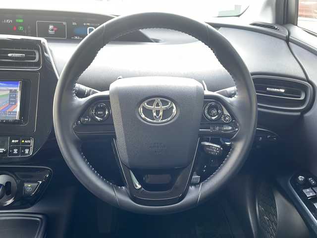 トヨタ プリウス S 大阪府 2020(令2)年 5.5万km スーパーホワイトⅡ Toyota Safety Sense/・プリクラッシュセーフティ/・レーンディパーチャーアラート/・オートハイビーム/・レーダークルーズコントロール/アイドリングストップ/社外メモリーナビ/【CD再生機能　Bluetooth接続】/革巻きステアリング/ETC/LEDヘッドライト/ウインカーミラー/純正15インチアルミホイル/サイド/カーテンエアバッグ/スマートキー