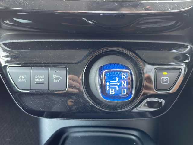 トヨタ プリウス S 大阪府 2020(令2)年 5.5万km スーパーホワイトⅡ Toyota Safety Sense/・プリクラッシュセーフティ/・レーンディパーチャーアラート/・オートハイビーム/・レーダークルーズコントロール/アイドリングストップ/社外メモリーナビ/【CD再生機能　Bluetooth接続】/革巻きステアリング/ETC/LEDヘッドライト/ウインカーミラー/純正15インチアルミホイル/サイド/カーテンエアバッグ/スマートキー