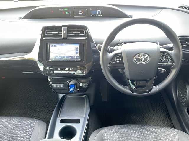 トヨタ プリウス S 大阪府 2020(令2)年 5.5万km スーパーホワイトⅡ Toyota Safety Sense/・プリクラッシュセーフティ/・レーンディパーチャーアラート/・オートハイビーム/・レーダークルーズコントロール/アイドリングストップ/社外メモリーナビ/【CD再生機能　Bluetooth接続】/革巻きステアリング/ETC/LEDヘッドライト/ウインカーミラー/純正15インチアルミホイル/サイド/カーテンエアバッグ/スマートキー