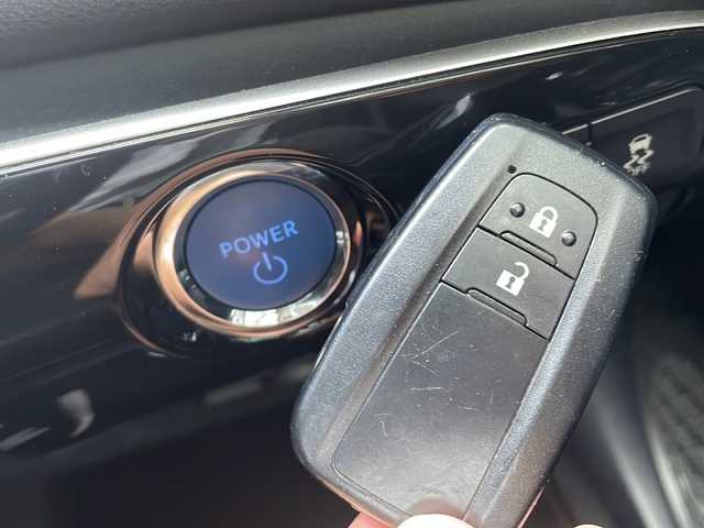 トヨタ プリウス S 大阪府 2020(令2)年 5.5万km スーパーホワイトⅡ Toyota Safety Sense/・プリクラッシュセーフティ/・レーンディパーチャーアラート/・オートハイビーム/・レーダークルーズコントロール/アイドリングストップ/社外メモリーナビ/【CD再生機能　Bluetooth接続】/革巻きステアリング/ETC/LEDヘッドライト/ウインカーミラー/純正15インチアルミホイル/サイド/カーテンエアバッグ/スマートキー