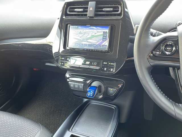 トヨタ プリウス S 大阪府 2020(令2)年 5.5万km スーパーホワイトⅡ Toyota Safety Sense/・プリクラッシュセーフティ/・レーンディパーチャーアラート/・オートハイビーム/・レーダークルーズコントロール/アイドリングストップ/社外メモリーナビ/【CD再生機能　Bluetooth接続】/革巻きステアリング/ETC/LEDヘッドライト/ウインカーミラー/純正15インチアルミホイル/サイド/カーテンエアバッグ/スマートキー