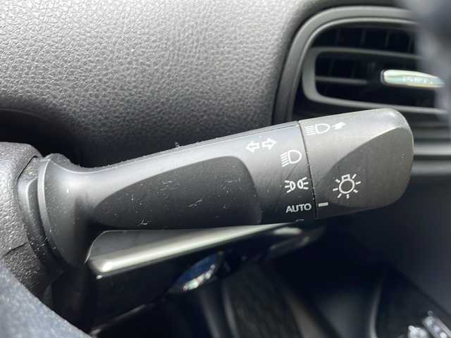トヨタ プリウス S 大阪府 2020(令2)年 5.5万km スーパーホワイトⅡ Toyota Safety Sense/・プリクラッシュセーフティ/・レーンディパーチャーアラート/・オートハイビーム/・レーダークルーズコントロール/アイドリングストップ/社外メモリーナビ/【CD再生機能　Bluetooth接続】/革巻きステアリング/ETC/LEDヘッドライト/ウインカーミラー/純正15インチアルミホイル/サイド/カーテンエアバッグ/スマートキー
