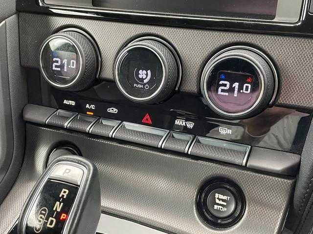 ジャガー Ｆ-ＴＹＰＥ クーペ 埼玉県 2016(平28)年 3.7万km 紺Ｍ 黒ハーフレザーシート/ＭＥＲＩＤＩＡＮ/純正HDDナビ/(USB/CD/DVD)/バックカメラ/オートクルーズコントロール/クリアランスソナー/純正２０インチアルミホイール/電動バックドア/ＨＩＤヘッドランプ