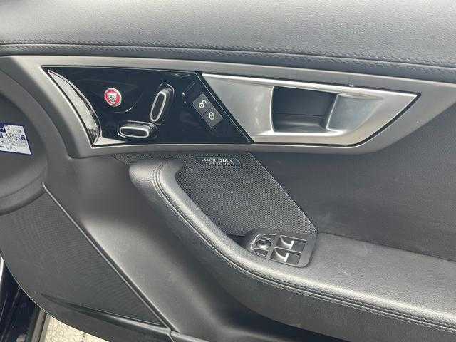 ジャガー Ｆ-ＴＹＰＥ クーペ 埼玉県 2016(平28)年 3.7万km 紺Ｍ 黒ハーフレザーシート/ＭＥＲＩＤＩＡＮ/純正HDDナビ/(USB/CD/DVD)/バックカメラ/オートクルーズコントロール/クリアランスソナー/純正２０インチアルミホイール/電動バックドア/ＨＩＤヘッドランプ