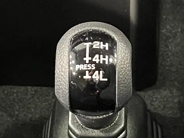 スズキ ジムニー XC 愛知県 2022(令4)年 0.8万km ミディアムグレー ナビ/（Bluetooth/AM/FM/フルセグTV）/衝突軽減ブレーキ/シートヒーター/LEDオートライト/ETC/バックカメラ/純正16インチAW/4WD/シートヒーター/ワンオーナー/クルーズコントロール/ドライブレコーダー/ロッドホルダー/背面タイヤカバー
