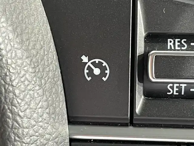 スズキ ジムニー XC 愛知県 2022(令4)年 0.8万km ミディアムグレー ナビ/（Bluetooth/AM/FM/フルセグTV）/衝突軽減ブレーキ/シートヒーター/LEDオートライト/ETC/バックカメラ/純正16インチAW/4WD/シートヒーター/ワンオーナー/クルーズコントロール/ドライブレコーダー/ロッドホルダー/背面タイヤカバー