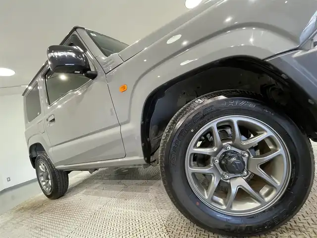 スズキ ジムニー XC 愛知県 2022(令4)年 0.8万km ミディアムグレー ナビ/（Bluetooth/AM/FM/フルセグTV）/衝突軽減ブレーキ/シートヒーター/LEDオートライト/ETC/バックカメラ/純正16インチAW/4WD/シートヒーター/ワンオーナー/クルーズコントロール/ドライブレコーダー/ロッドホルダー/背面タイヤカバー