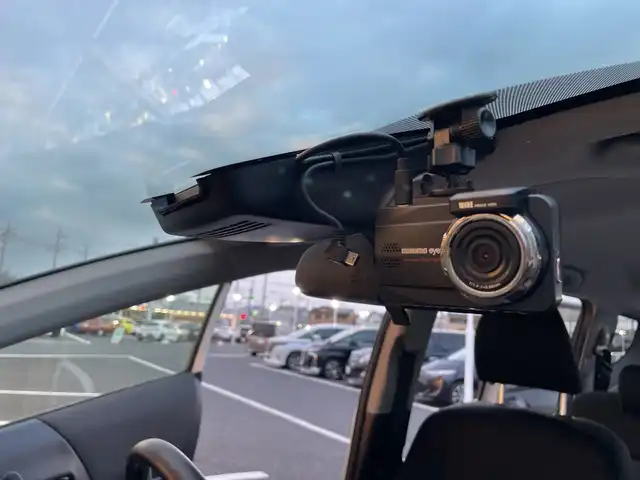 トヨタ シエンタ G セーフティエディションⅡ 千葉県 2020(令2)年 1.2万km ホワイトパールクリスタルシャイン 純正9インチナビ/(フルセグTV/BT/CD/DVD/FM/AM)/バックカメラ/前後ドライブレコーダー/衝突被害軽減システム/車線逸脱警報/両側パワースライドドア/横滑り防止装置/ビルトインETC/アイドリングストップ/LEDヘッドライト/オートライト/ウィンカーミラー/電動格納ミラー/シートリフター/プッシュスタート/スマートキー/フロアマット/ドアバイザー/スペアキー