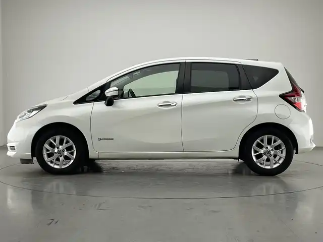 日産 ノート e－パワー X 愛知県 2019(令1)年 5.4万km ブリリアントホワイトパール 純正ナビ　全方位カメラ　禁煙車　デジタルインナーミラー　コーナーセンサー　エマージェンシーブレーキ　衝突軽減　車線逸脱　オートライト　ＥＴＣ　ＵＳＢ　Ｂｌｕｅｔｏｏｔｈ　プッシュスタート　純正アルミ