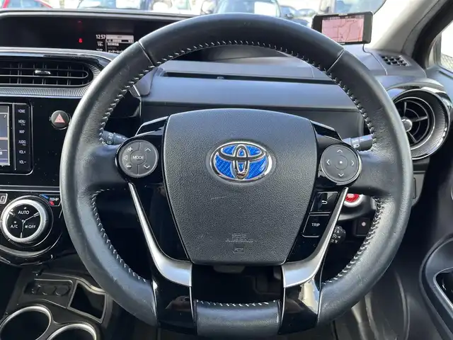 トヨタ アクア G 三重県 2018(平30)年 4.4万km ブラックマイカ 純正ナビ(Bluetooth/CD/DVD/AM/FM/地デジTV/SD)/バックカメラ/ETC/ドライブレコーダー(前)/クルーズコントロール/オプション15インチアルミホイール/セーフティセンス（プリクラッシュセーフティシステム/レーンディパーチャーアラート/オートマチックヒビーム）/スマートエントリー/スタートシステム/スペアキー/ステアリングスイッチ/プライバシーガラス/ディープブラウン合革巻きインパネ加飾/ピアノブラック吹出口加飾/メッキエアコン吹き出し口リング/デジタルメーター/TFTカラーマルチインフォメーションディスプレイ/ピアノブラック加飾付ステアリング/チルト/テレスコピックステアリング/オートエアコン/バニティミラー（運転席　助手席）/ディープブラウンスエード調ファブリックシート/アームレスト