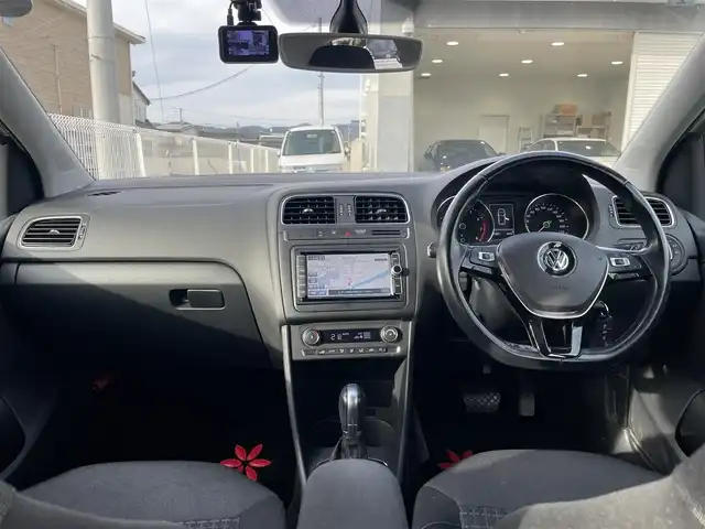 フォルクスワーゲン ポロ TSIコンフォートL アップグレードPKG 福島県 2015(平27)年 16.6万km オリックスホワイトパールエフェクト ワンオーナー/純正メモリーナビ/CD/DVD/SD/BT/USB/フルセグTV/レーダークルーズコントロール/ステアリングリモコン/アイドリングストップ/パドルシフト/バックカメラ/ドライブレコーダー/オートライト/フォグライト/フロアマット/キーレス/ETC