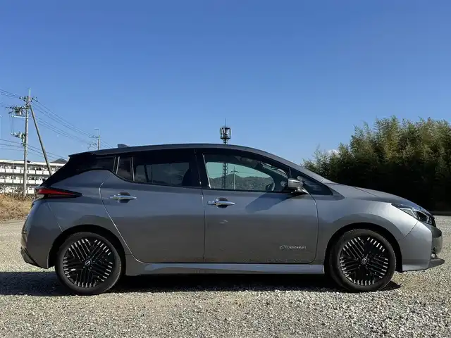 日産 リーフ X Vセレクション 兵庫県 2022(令4)年 1.7万km ダークメタルグレー 純正ナビ/アラウンドビューモニター/インテリジェントルームミラー/フルセグTV/Bluetooth接続可/プロパイロット/ふらつき警報/充電ケーブル有/全席シートヒーター/ビルトインETC2.0/ドライブレコーダー前後別タイプ