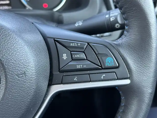 日産 リーフ X Vセレクション 兵庫県 2022(令4)年 1.7万km ダークメタルグレー 純正ナビ/アラウンドビューモニター/インテリジェントルームミラー/フルセグTV/Bluetooth接続可/プロパイロット/ふらつき警報/充電ケーブル有/全席シートヒーター/ビルトインETC2.0/ドライブレコーダー前後別タイプ