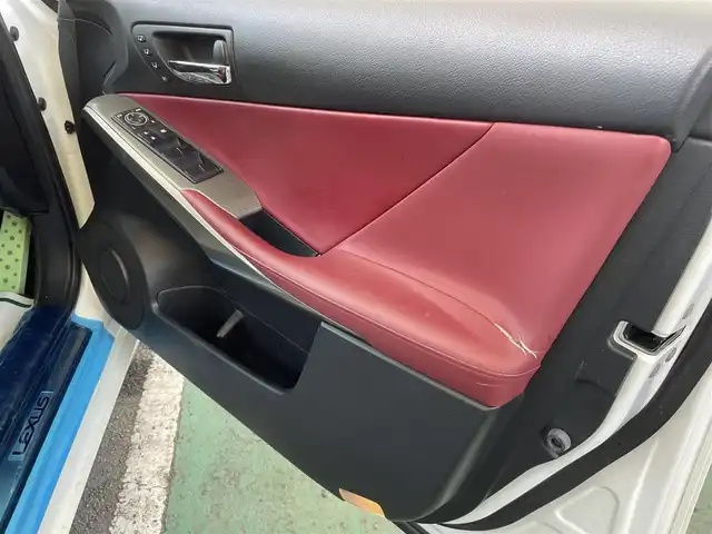レクサス ＩＳ 300h Fスポーツ 和歌山県 2013(平25)年 12.5万km ホワイトノーヴァガラスフレーク マークレビンソン/TRDリアディフューザー/TRD４本出しマフラー/レーダークルーズコントロール/PCS/純正メーカーナビ・フルセグTV・CD・DVD/　Bluetooth/サンルーフ/赤レザーシート/バックカメラ/オートライト/オートマチックハイビーム/クリアランスソナー/LEDヘッドライト/ビルトインETC/純正18インチアルミホイール/運転席・助手席シートヒーター/運転席・助手席エアシート/運転席・助手席パワーシート/運転席メモリーシート/スマートキー