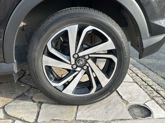 トヨタ ライズ Z 静岡県 2021(令3)年 1.9万km ブラックマイカメタリック 純正ディスプレイオーディオ/・Apple CarPlay/・Android Auto/・FM/AM/・フルセグTV/・USB/・Bluetooth/・iPod/主要装備/・オートライト/・LEDヘッドライト/・バックカメラ/・ドライブレコーダー/・コーナーセンサー/・運転席＋助手席シートヒーター/・アイドリングストップ/・レーダークルコン/・ＭＴモード付ＡＴ/・ＥＴＣ２．０/・サイドカーテンエアバッグ/・レーンキープアシスト/・スマートアシスト