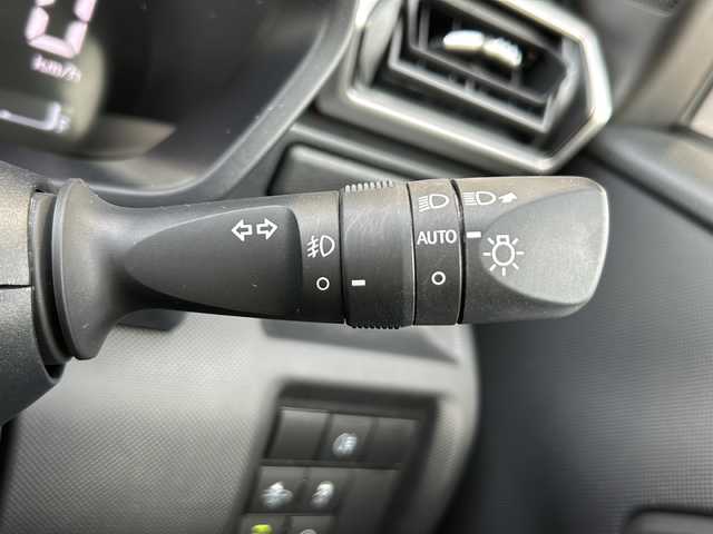 トヨタ ライズ Z 静岡県 2021(令3)年 1.9万km ブラックマイカメタリック 純正ディスプレイオーディオ/・Apple CarPlay/・Android Auto/・FM/AM/・フルセグTV/・USB/・Bluetooth/・iPod/主要装備/・オートライト/・LEDヘッドライト/・バックカメラ/・ドライブレコーダー/・コーナーセンサー/・運転席＋助手席シートヒーター/・アイドリングストップ/・レーダークルコン/・ＭＴモード付ＡＴ/・ＥＴＣ２．０/・サイドカーテンエアバッグ/・レーンキープアシスト/・スマートアシスト