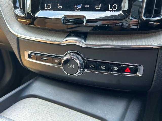 ボルボ ＸＣ６０ D4 AWD インスクリプション 埼玉県 2018(平30)年 6.9万km ルミナスサンドメタリック 茶革シート/ｈａｒｍａｎ／ｋａｒｄｏｎ/アダプティブクルーズコントロール/Ａｐｐｌｅ　Ｃａｒ　Ｐｌａｙ/純正HDDナビ/(Bluetooth/USB/CD/フルセグ)/全周囲カメラ/ヘッドアップディスプレイ/ブラインドスポットモニター/全席シートヒーター