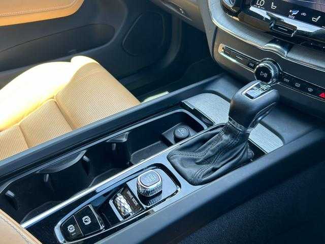 ボルボ ＸＣ６０ D4 AWD インスクリプション 埼玉県 2018(平30)年 6.9万km ルミナスサンドメタリック 茶革シート/ｈａｒｍａｎ／ｋａｒｄｏｎ/アダプティブクルーズコントロール/Ａｐｐｌｅ　Ｃａｒ　Ｐｌａｙ/純正HDDナビ/(Bluetooth/USB/CD/フルセグ)/全周囲カメラ/ヘッドアップディスプレイ/ブラインドスポットモニター/全席シートヒーター