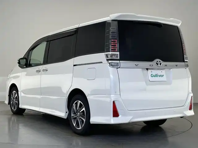 トヨタ ヴォクシー ZS 煌Ⅱ 愛知県 2020(令2)年 5.2万km ホワイトパールクリスタルシャイン 社外８型ナビ　社外後席モニター　３眼ＬＥＤ　禁煙車　両側パワスラ　フルセグＴＶ　バックカメラ　ＥＴＣ　ドラレコ　セーフティセンス　衝突軽減　レーンキープ　オートハイビーム　ＤＶＤ　クルコン　ＵＳＢ　シートバックテーブル　ロールサンシェード　アルパインフリップダウンモニター　プッシュスタート　スマートキー　純正アルミホイール　前後コーナーセンサー　純正フロアマット　後席エアコン　アイドリングストップ　オールシーズンタイヤ