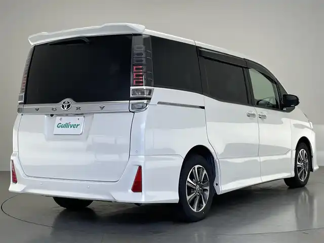 トヨタ ヴォクシー ZS 煌Ⅱ 愛知県 2020(令2)年 5.2万km ホワイトパールクリスタルシャイン 社外８型ナビ　社外後席モニター　３眼ＬＥＤ　禁煙車　両側パワスラ　フルセグＴＶ　バックカメラ　ＥＴＣ　ドラレコ　セーフティセンス　衝突軽減　レーンキープ　オートハイビーム　ＤＶＤ　クルコン　ＵＳＢ　シートバックテーブル　ロールサンシェード　アルパインフリップダウンモニター　プッシュスタート　スマートキー　純正アルミホイール　前後コーナーセンサー　純正フロアマット　後席エアコン　アイドリングストップ　オールシーズンタイヤ