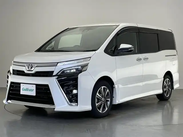 トヨタ ヴォクシー ZS 煌Ⅱ 愛知県 2020(令2)年 5.2万km ホワイトパールクリスタルシャイン 社外８型ナビ　社外後席モニター　３眼ＬＥＤ　禁煙車　両側パワスラ　フルセグＴＶ　バックカメラ　ＥＴＣ　ドラレコ　セーフティセンス　衝突軽減　レーンキープ　オートハイビーム　ＤＶＤ　クルコン　ＵＳＢ　シートバックテーブル　ロールサンシェード　アルパインフリップダウンモニター　プッシュスタート　スマートキー　純正アルミホイール　前後コーナーセンサー　純正フロアマット　後席エアコン　アイドリングストップ　オールシーズンタイヤ