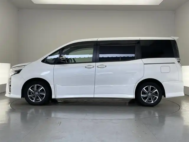 トヨタ ヴォクシー ZS 煌Ⅱ 愛知県 2020(令2)年 5.2万km ホワイトパールクリスタルシャイン 社外８型ナビ　社外後席モニター　３眼ＬＥＤ　禁煙車　両側パワスラ　フルセグＴＶ　バックカメラ　ＥＴＣ　ドラレコ　セーフティセンス　衝突軽減　レーンキープ　オートハイビーム　ＤＶＤ　クルコン　ＵＳＢ　シートバックテーブル　ロールサンシェード　アルパインフリップダウンモニター　プッシュスタート　スマートキー　純正アルミホイール　前後コーナーセンサー　純正フロアマット　後席エアコン　アイドリングストップ　オールシーズンタイヤ