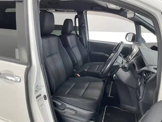 トヨタ ヴォクシー ZS 煌Ⅱ 愛知県 2020(令2)年 5.2万km ホワイトパールクリスタルシャイン 社外８型ナビ　社外後席モニター　３眼ＬＥＤ　禁煙車　両側パワスラ　フルセグＴＶ　バックカメラ　ＥＴＣ　ドラレコ　セーフティセンス　衝突軽減　レーンキープ　オートハイビーム　ＤＶＤ　クルコン　ＵＳＢ　シートバックテーブル　ロールサンシェード　アルパインフリップダウンモニター　プッシュスタート　スマートキー　純正アルミホイール　前後コーナーセンサー　純正フロアマット　後席エアコン　アイドリングストップ　オールシーズンタイヤ