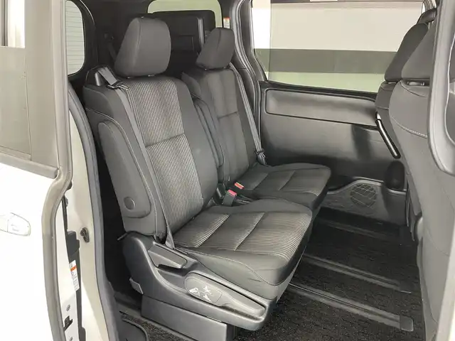 トヨタ ヴォクシー ZS 煌Ⅱ 愛知県 2020(令2)年 5.2万km ホワイトパールクリスタルシャイン 社外８型ナビ　社外後席モニター　３眼ＬＥＤ　禁煙車　両側パワスラ　フルセグＴＶ　バックカメラ　ＥＴＣ　ドラレコ　セーフティセンス　衝突軽減　レーンキープ　オートハイビーム　ＤＶＤ　クルコン　ＵＳＢ　シートバックテーブル　ロールサンシェード　アルパインフリップダウンモニター　プッシュスタート　スマートキー　純正アルミホイール　前後コーナーセンサー　純正フロアマット　後席エアコン　アイドリングストップ　オールシーズンタイヤ