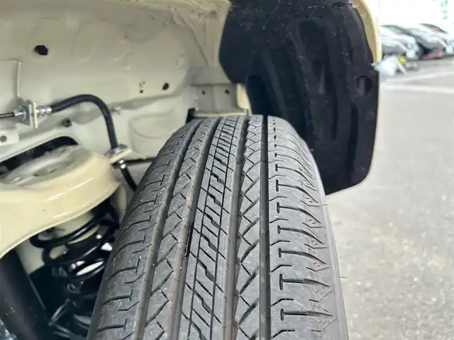 スズキ ジムニー XC 宮城県 2025(令7)年 0.2万km シフォンアイボリーM オプションフロントグリル純正フロントグリル車載/セーフティサポート/・デュアルセンサーブレーキサポート/・車線逸脱警報機能/・ふらつき警報機能/・先行車発進お知らせ機能/・標識認識機能/・ハイビームアシスト/リアパーキングセンサー/社外HDDナビ（CN-H510WD）/・CD/DVD/・Bluetooth/バックカメラ/ビルトインETC/ドライブレコーダー/シートヒーター/革巻きステアリング/クルーズコントロール/LEDヘッドライト/フォグランプ/オートライト/スマートキー＆プッシュスタート/電動格納ミラー/純正16インチAW/純正フロアマット/純正ドアバイザー/W/サイド/カーテンエアバッグ