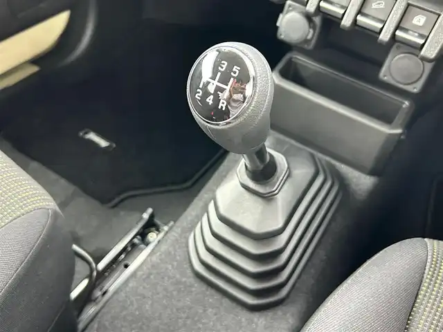 スズキ ジムニー XC 宮城県 2025(令7)年 0.2万km シフォンアイボリーM オプションフロントグリル純正フロントグリル車載/セーフティサポート/・デュアルセンサーブレーキサポート/・車線逸脱警報機能/・ふらつき警報機能/・先行車発進お知らせ機能/・標識認識機能/・ハイビームアシスト/リアパーキングセンサー/社外HDDナビ（CN-H510WD）/・CD/DVD/・Bluetooth/バックカメラ/ビルトインETC/ドライブレコーダー/シートヒーター/革巻きステアリング/クルーズコントロール/LEDヘッドライト/フォグランプ/オートライト/スマートキー＆プッシュスタート/電動格納ミラー/純正16インチAW/純正フロアマット/純正ドアバイザー/W/サイド/カーテンエアバッグ
