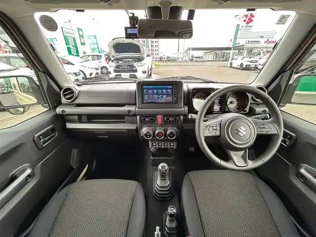スズキ ジムニー XC 宮城県 2025(令7)年 0.2万km シフォンアイボリーM オプションフロントグリル純正フロントグリル車載/セーフティサポート/・デュアルセンサーブレーキサポート/・車線逸脱警報機能/・ふらつき警報機能/・先行車発進お知らせ機能/・標識認識機能/・ハイビームアシスト/リアパーキングセンサー/社外HDDナビ（CN-H510WD）/・CD/DVD/・Bluetooth/バックカメラ/ビルトインETC/ドライブレコーダー/シートヒーター/革巻きステアリング/クルーズコントロール/LEDヘッドライト/フォグランプ/オートライト/スマートキー＆プッシュスタート/電動格納ミラー/純正16インチAW/純正フロアマット/純正ドアバイザー/W/サイド/カーテンエアバッグ