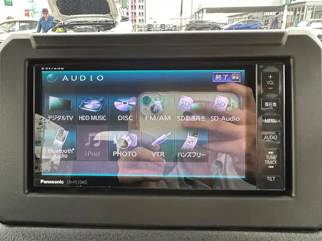 スズキ ジムニー XC 宮城県 2025(令7)年 0.2万km シフォンアイボリーM オプションフロントグリル純正フロントグリル車載/セーフティサポート/・デュアルセンサーブレーキサポート/・車線逸脱警報機能/・ふらつき警報機能/・先行車発進お知らせ機能/・標識認識機能/・ハイビームアシスト/リアパーキングセンサー/社外HDDナビ（CN-H510WD）/・CD/DVD/・Bluetooth/バックカメラ/ビルトインETC/ドライブレコーダー/シートヒーター/革巻きステアリング/クルーズコントロール/LEDヘッドライト/フォグランプ/オートライト/スマートキー＆プッシュスタート/電動格納ミラー/純正16インチAW/純正フロアマット/純正ドアバイザー/W/サイド/カーテンエアバッグ