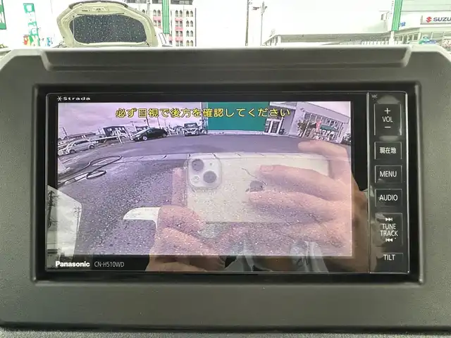 スズキ ジムニー XC 宮城県 2025(令7)年 0.2万km シフォンアイボリーM オプションフロントグリル純正フロントグリル車載/セーフティサポート/・デュアルセンサーブレーキサポート/・車線逸脱警報機能/・ふらつき警報機能/・先行車発進お知らせ機能/・標識認識機能/・ハイビームアシスト/リアパーキングセンサー/社外HDDナビ（CN-H510WD）/・CD/DVD/・Bluetooth/バックカメラ/ビルトインETC/ドライブレコーダー/シートヒーター/革巻きステアリング/クルーズコントロール/LEDヘッドライト/フォグランプ/オートライト/スマートキー＆プッシュスタート/電動格納ミラー/純正16インチAW/純正フロアマット/純正ドアバイザー/W/サイド/カーテンエアバッグ